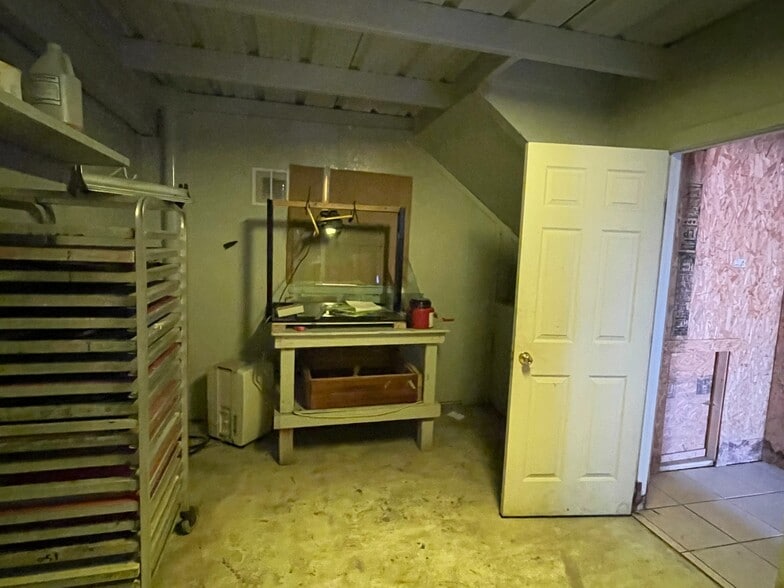 734 FM 2048, Boyd, TX for lease - Interior Photo - Image 3 of 26