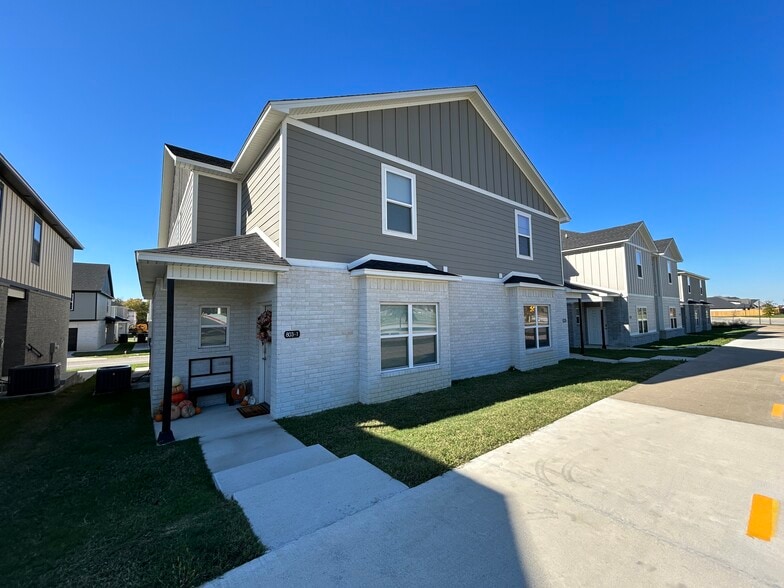 803 S Rupple Rd, Fayetteville, AR for sale - Primary Photo - Image 1 of 14