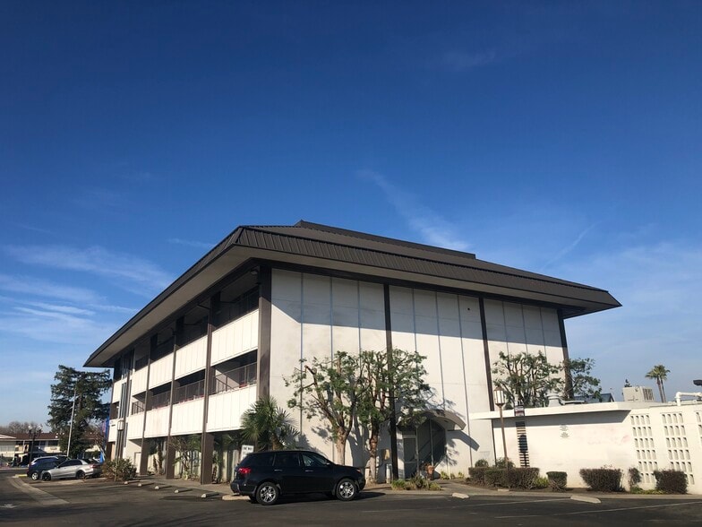 4274 N Blackstone Ave, Fresno, CA for lease - Building Photo - Image 2 of 11