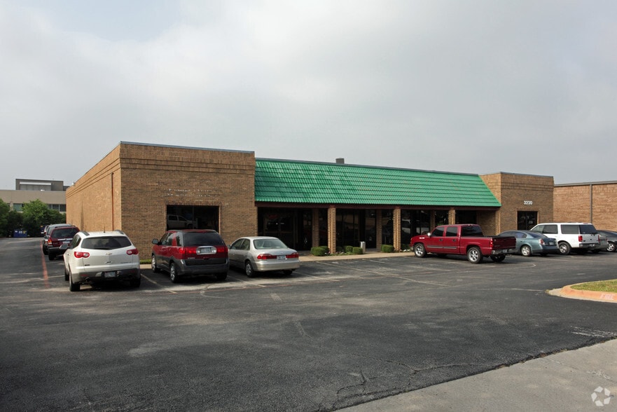 3230 Commander Dr, Carrollton, TX for sale - Primary Photo - Image 1 of 1