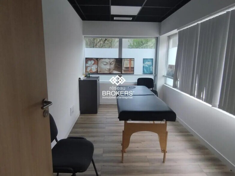 Office in Cluses for lease - Interior Photo - Image 2 of 3
