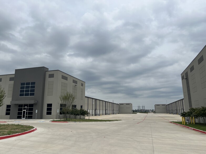 12791 International Pky, Dallas, TX for lease - Building Photo - Image 2 of 8