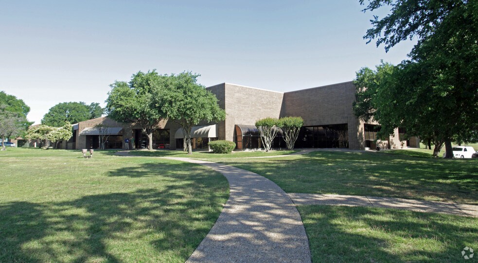 829 Greenview Dr, Grand Prairie, TX for sale - Primary Photo - Image 1 of 1