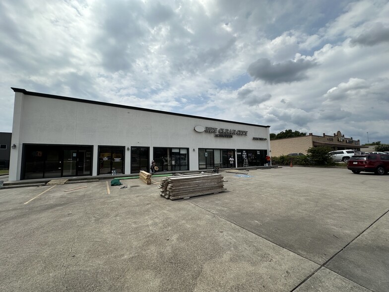 18413 Highway 105 W, Montgomery, TX for lease - Building Photo - Image 1 of 3