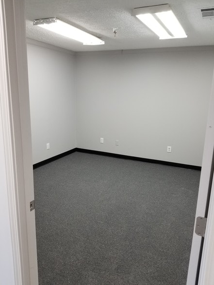 4528 Stonegate Industrial Blvd, Stone Mountain, GA for lease - Interior Photo - Image 3 of 15