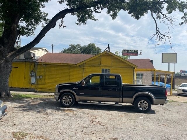 2615- 2619 North Fwy portfolio of 3 properties for sale on LoopNet.com - Building Photo - Image 3 of 7