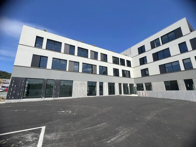 Retail in Anglet for lease - Building Photo - Image 2 of 2