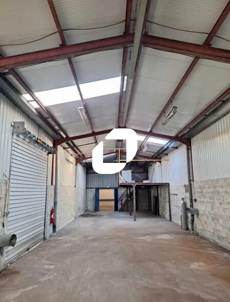 Industrial in Carbon-Blanc for lease - Interior Photo - Image 2 of 12