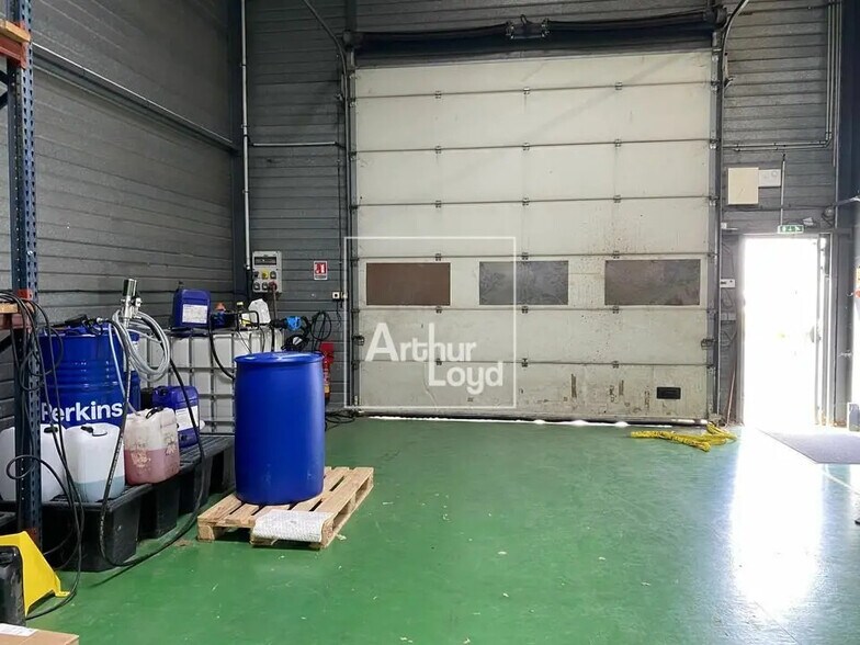 Office in Bondoufle for lease - Building Photo - Image 1 of 5