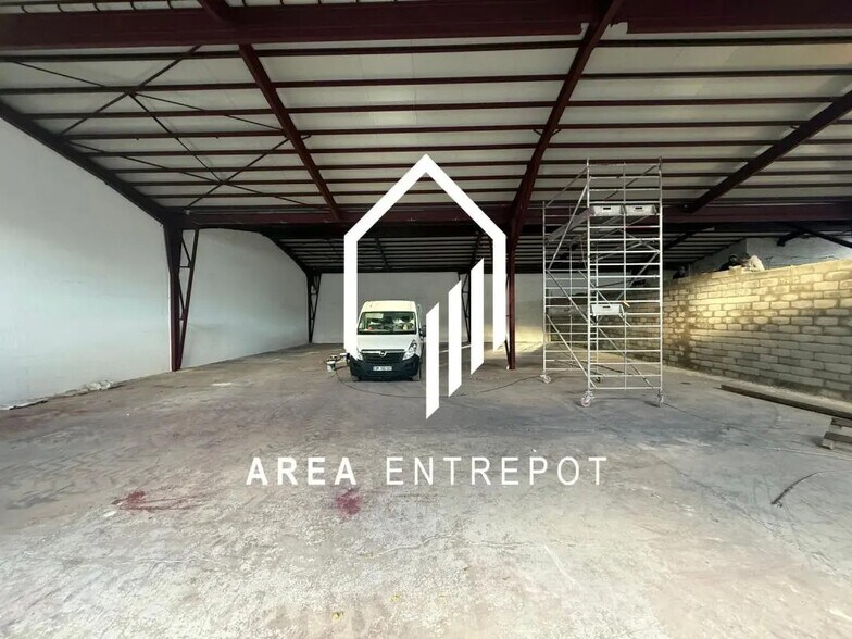 Flex in Aubagne for lease - Interior Photo - Image 1 of 9