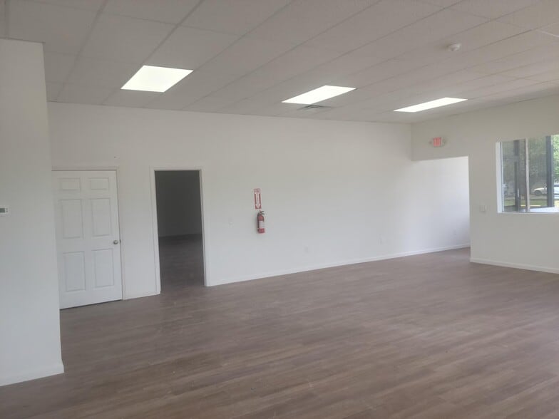 3760 E Bay Dr, Clearwater, FL for lease - Building Photo - Image 3 of 4