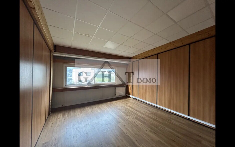 Office in Linas for lease - Interior Photo - Image 1 of 7