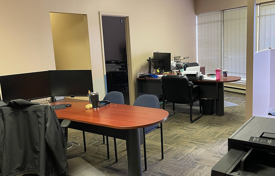 170 Wyatt Rd, Winnipeg, MB for lease - Building Photo - Image 3 of 4