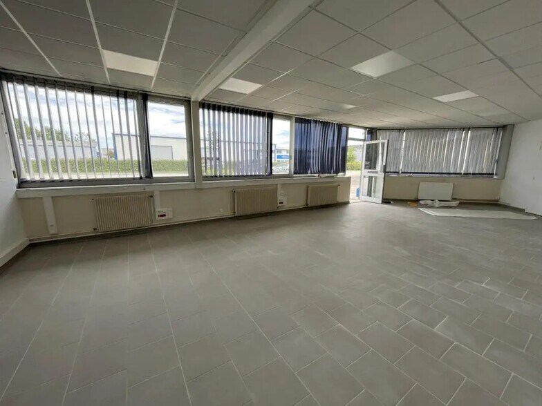 Office in Pont-Audemer for lease - Interior Photo - Image 2 of 8