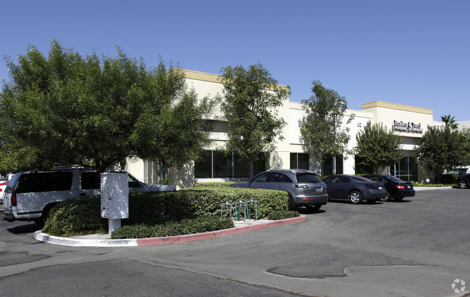 82 Discovery, Irvine, CA for lease - Building Photo - Image 3 of 4