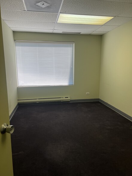 11-21 N Skokie Hwy, Lake Bluff, IL for lease - Interior Photo - Image 2 of 13