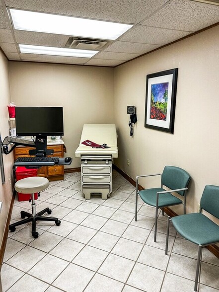 4202 SW Lee Blvd, Lawton, OK for sale - Interior Photo - Image 3 of 4