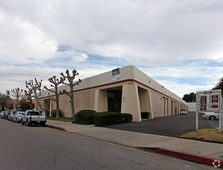 9666 Owensmouth Ave, Chatsworth, CA for lease - Building Photo - Image 3 of 7