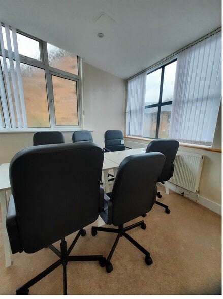 24 The Crescent, Leatherhead for lease - Interior Photo - Image 3 of 5