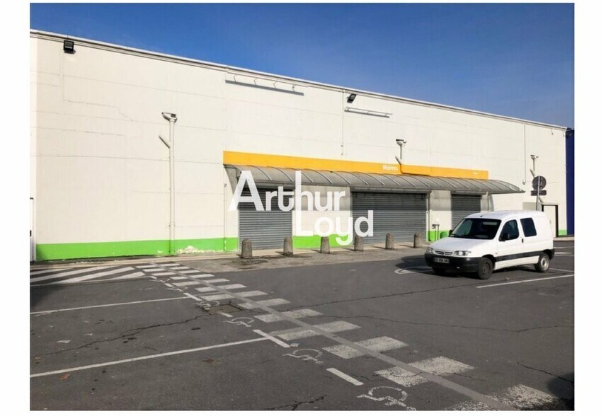 Retail in Reims for lease - Building Photo - Image 1 of 4