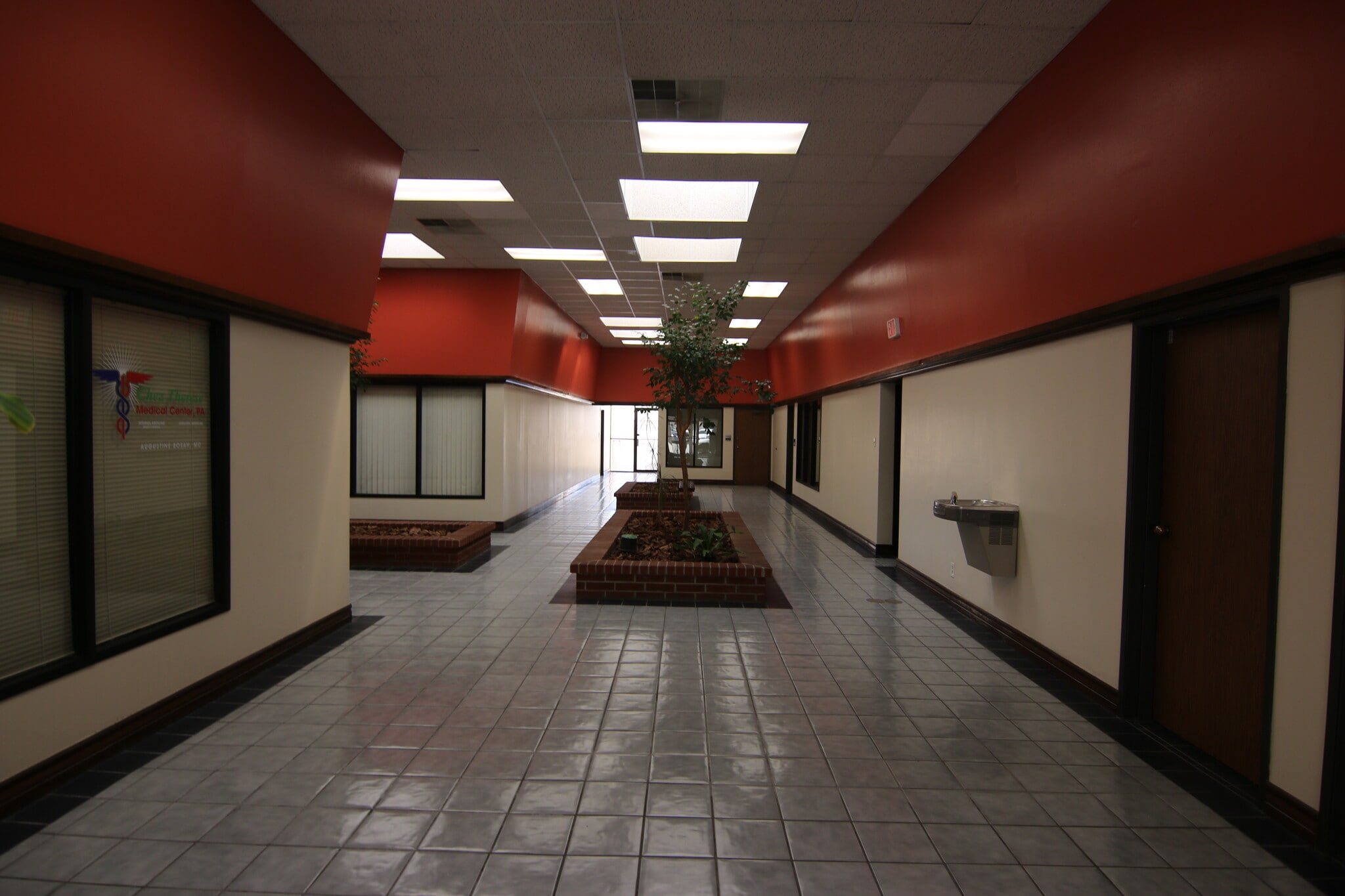 6955 N Mesa St, El Paso, TX for lease Interior Photo- Image 1 of 4