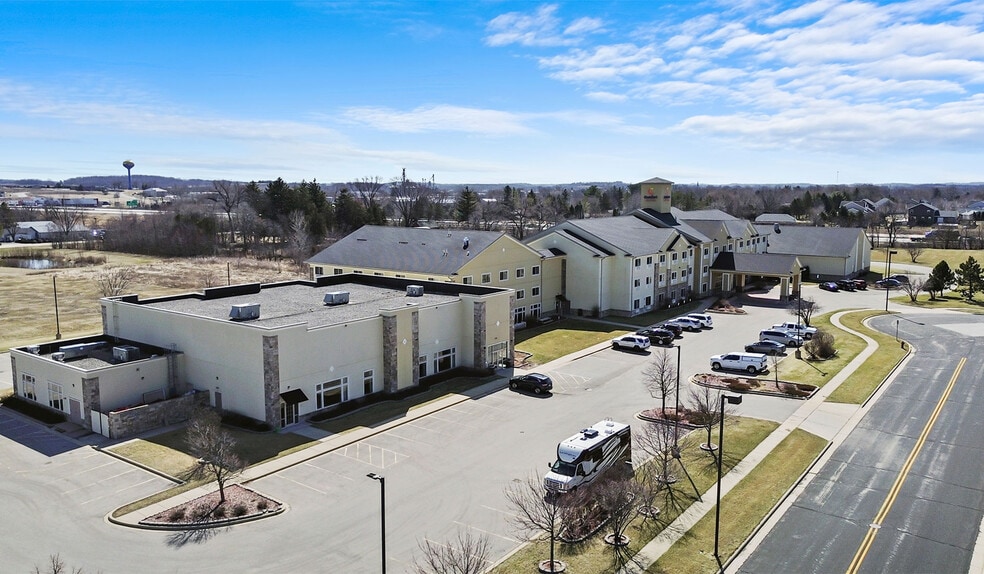 725 Paradise Ln, Johnson Creek, WI for sale - Building Photo - Image 2 of 48