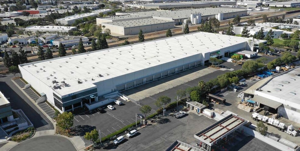250 Airport Cir, Corona, CA for lease - Building Photo - Image 2 of 7
