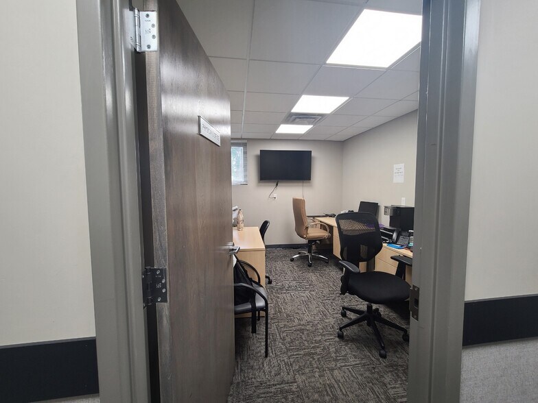 375 E Main St, Bay Shore, NY for lease - Building Photo - Image 2 of 12