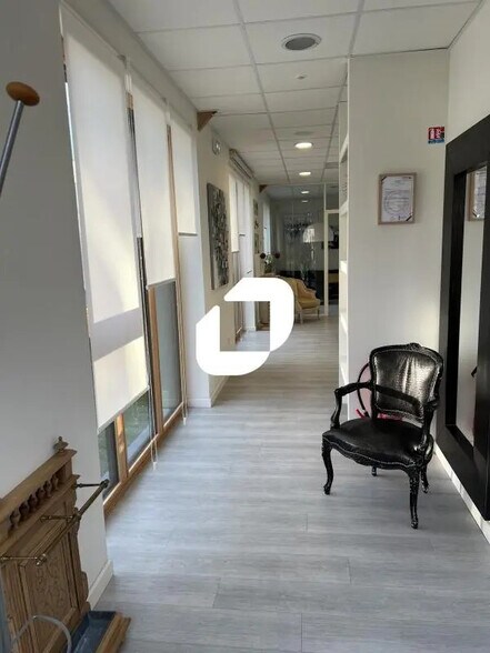 Office in VILLENEUVE-D'ASCQ for lease - Interior Photo - Image 2 of 9