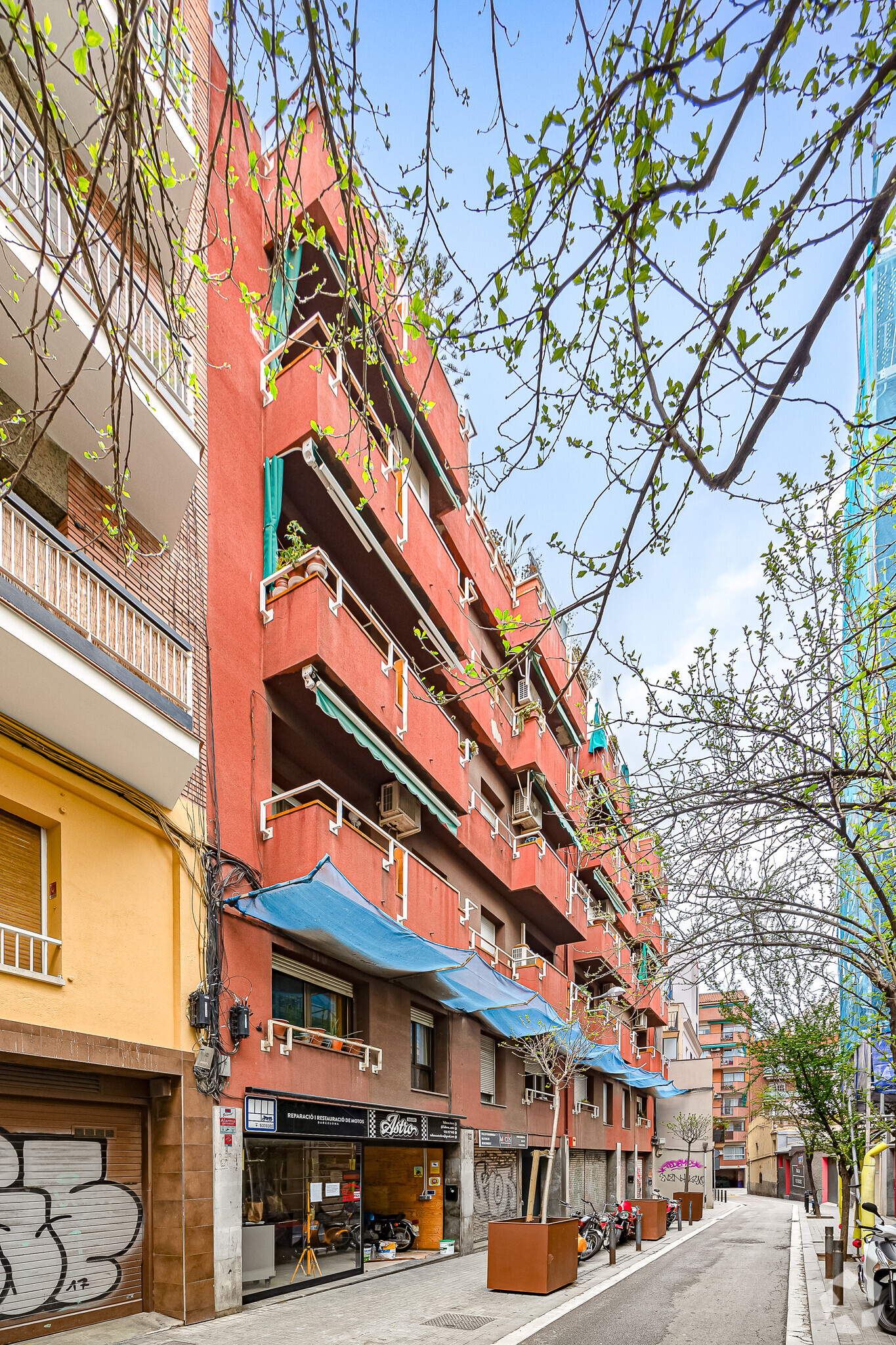 Carrer D'alpens, Barcelona, Barcelona for sale Primary Photo- Image 1 of 2