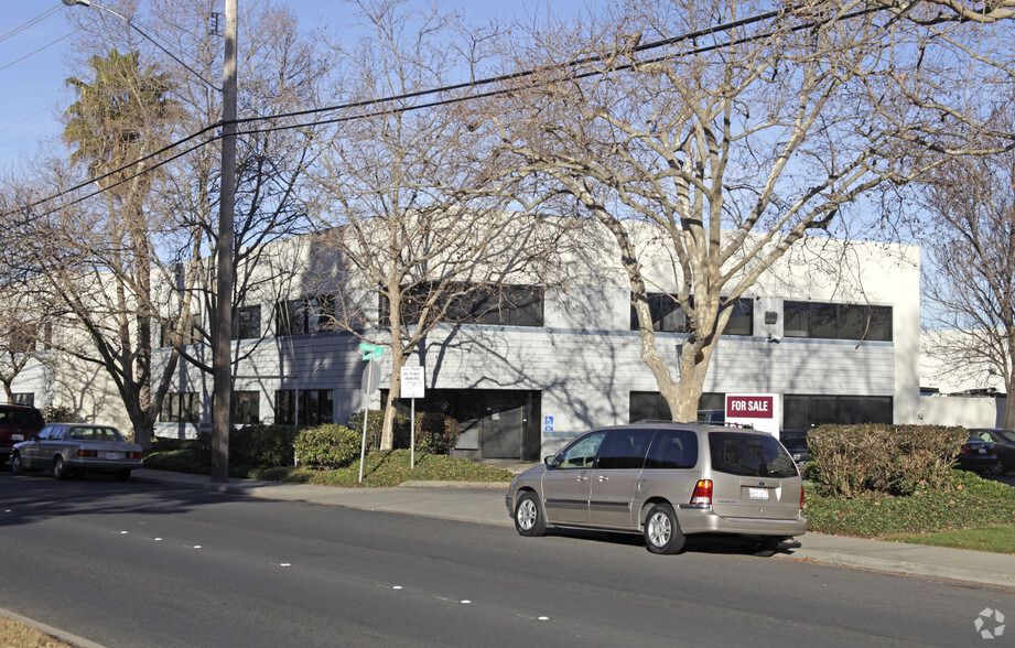 2487 Industrial Pky W, Hayward, CA for lease - Primary Photo - Image 1 of 3