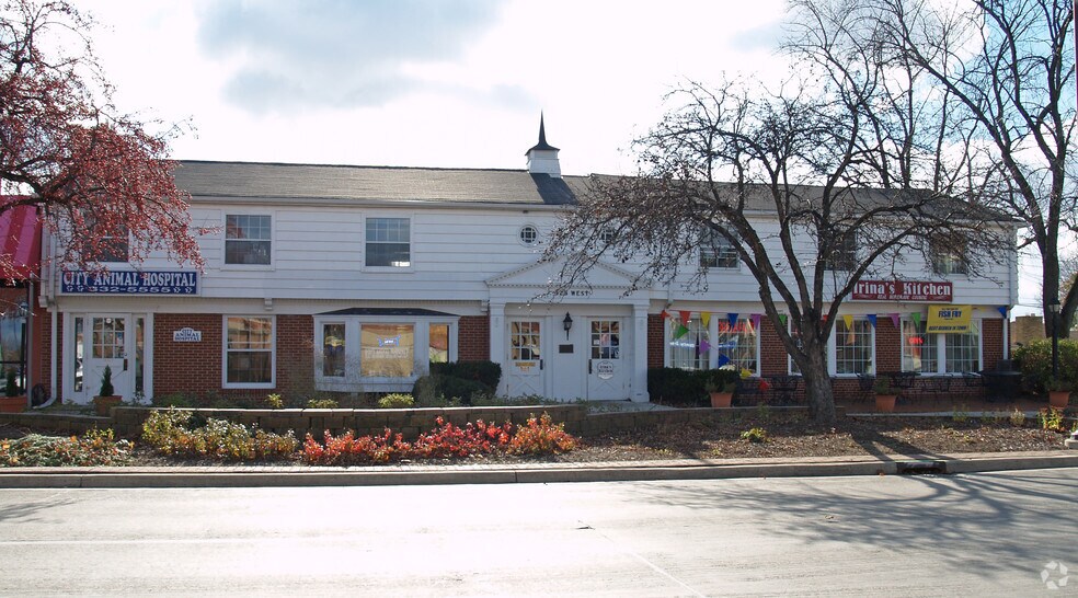 325 Silver Spring Dr, Whitefish Bay, WI for sale - Primary Photo - Image 1 of 1