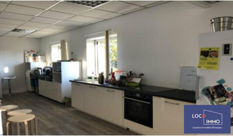 Flex in Pessac for lease - Interior Photo - Image 2 of 3