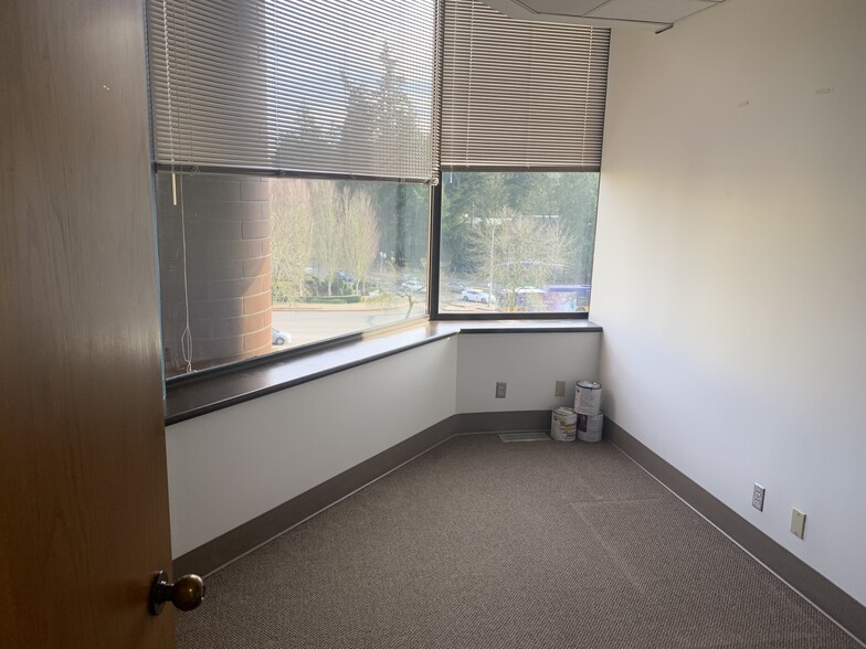 15446 NE Bel Red Rd, Redmond, WA for lease - Interior Photo - Image 3 of 10