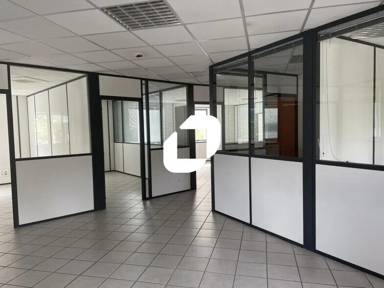 Office in Montbonnot-Saint-Martin for lease - Interior Photo - Image 2 of 13