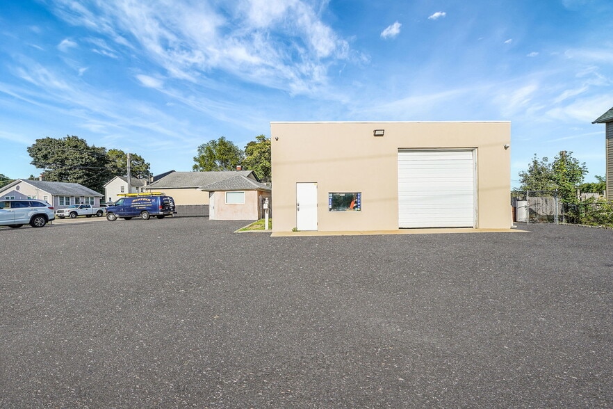 93 N Clinton Ave, Bay Shore, NY for sale - Building Photo - Image 2 of 21