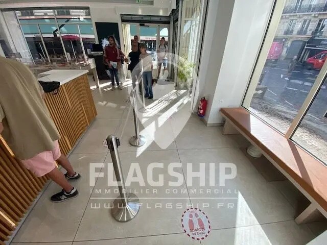 Retail in Paris for lease Interior Photo- Image 1 of 6