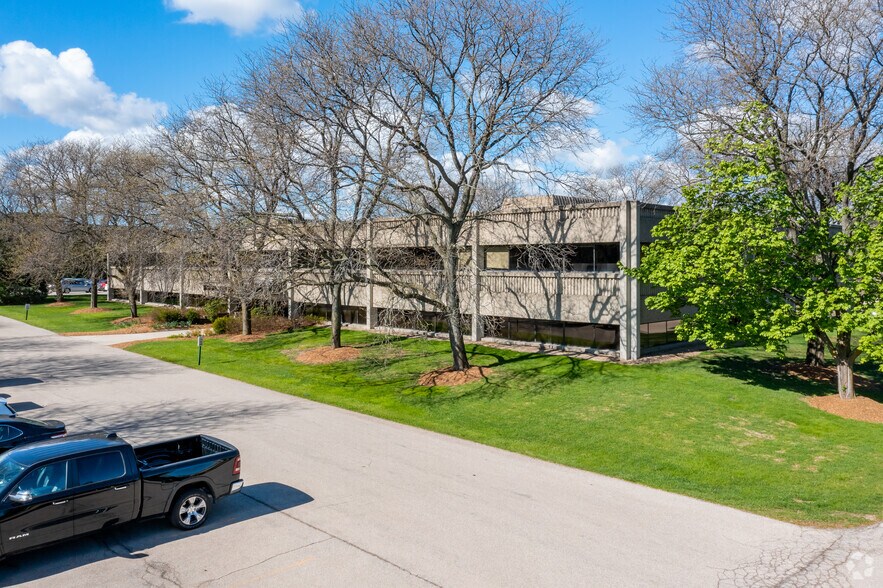 155 S Executive Dr, Brookfield, WI for sale - Building Photo - Image 1 of 1