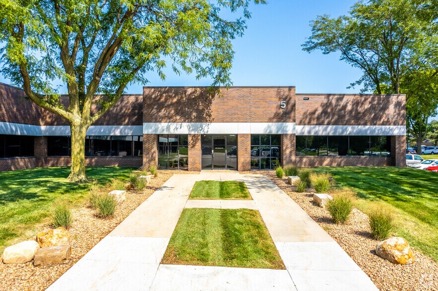 11101-11199 Aurora Ave, Urbandale, IA for lease - Building Photo - Image 3 of 5