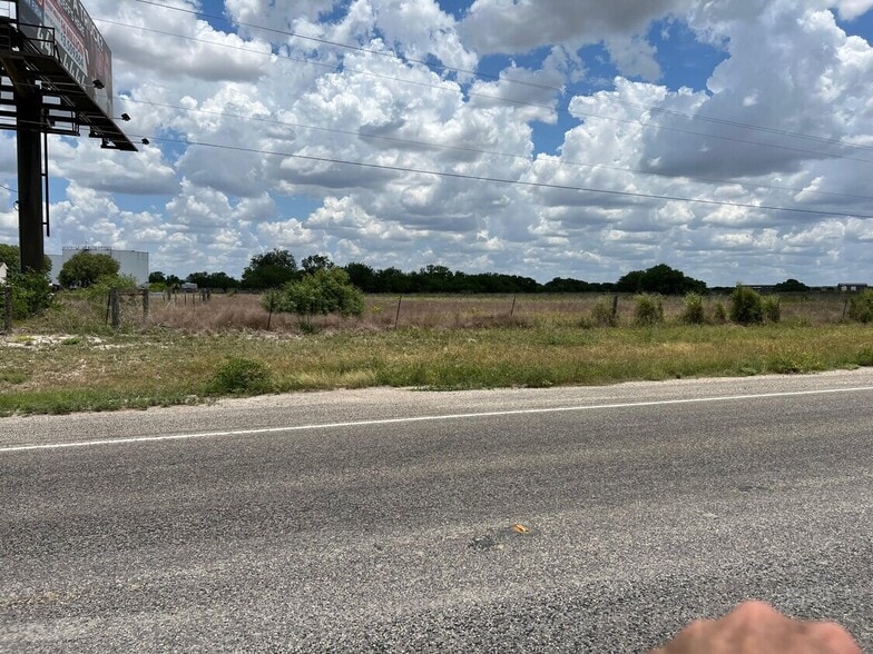 3232 I-37 Frontage Rd, Three Rivers, TX for sale - Building Photo - Image 2 of 6