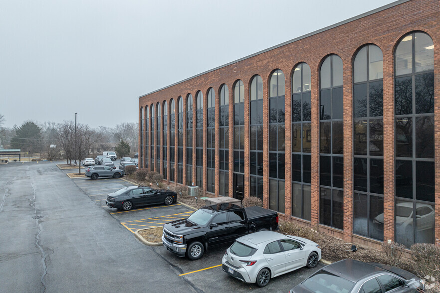 2021 Midwest Rd, Oak Brook, IL for sale - Building Photo - Image 2 of 3