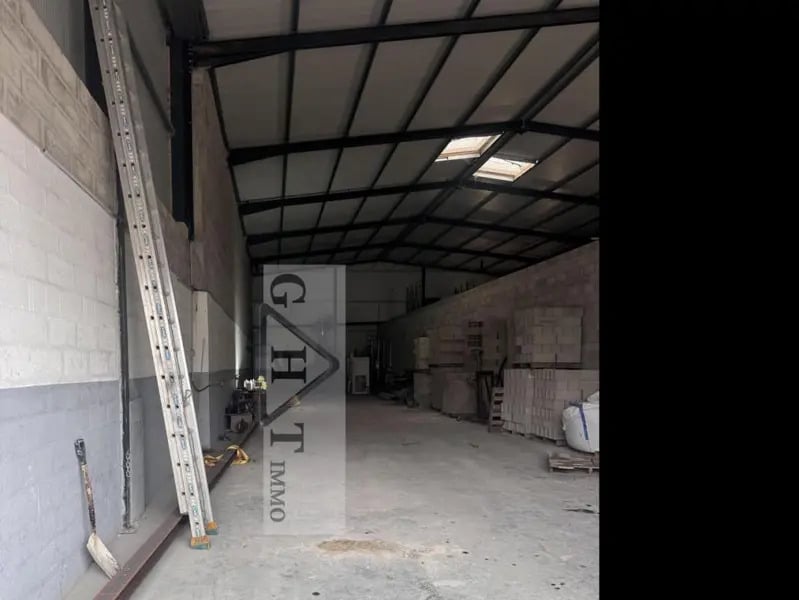 Location Entrepôt 250 m² - Photo 1
