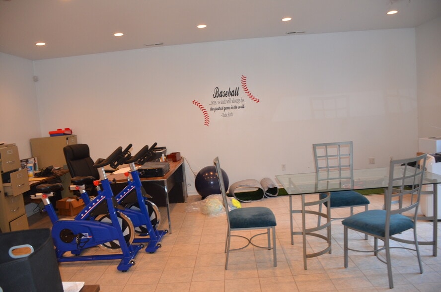 188 Gando Dr, New Haven, CT 06513 720 Middletown Ave