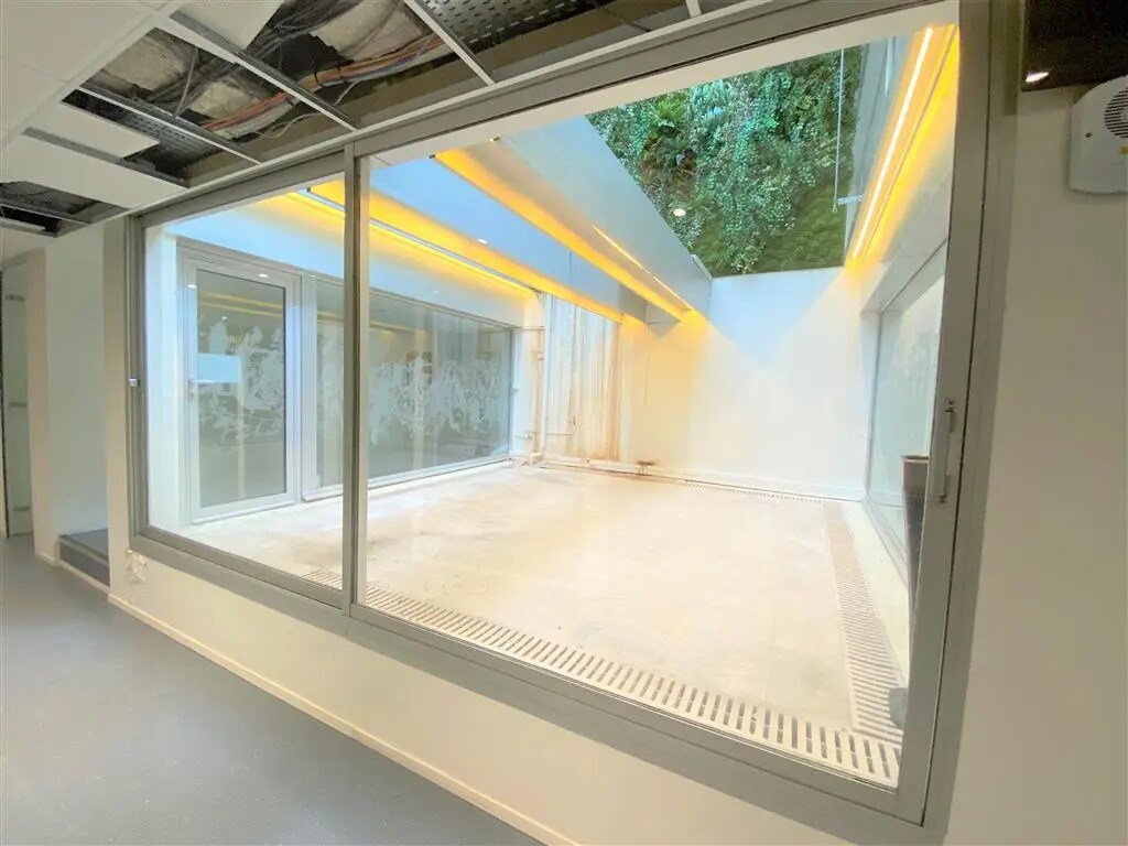 Office in Paris for lease Building Photo- Image 1 of 6