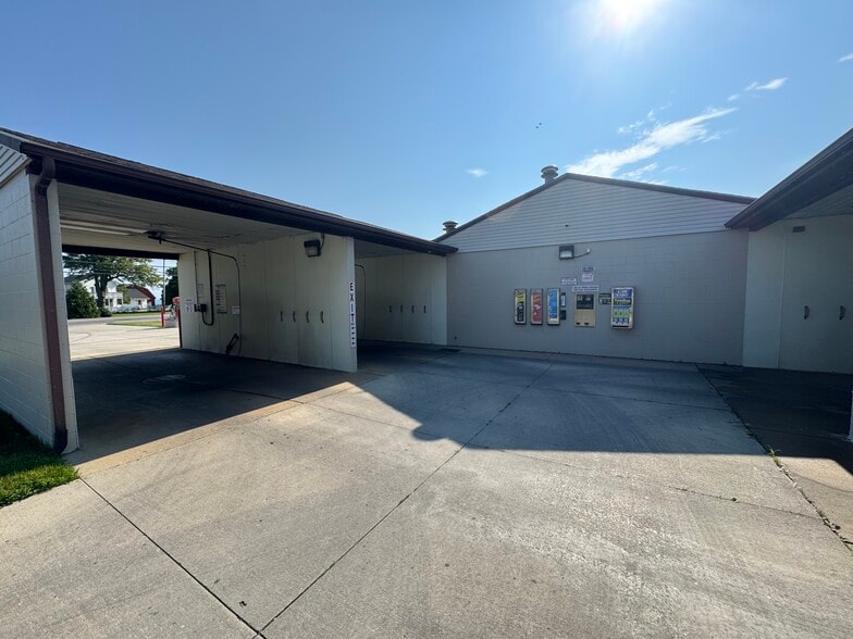 4240 E Lake Rd, Sheffield Lake, OH for sale - Building Photo - Image 3 of 6