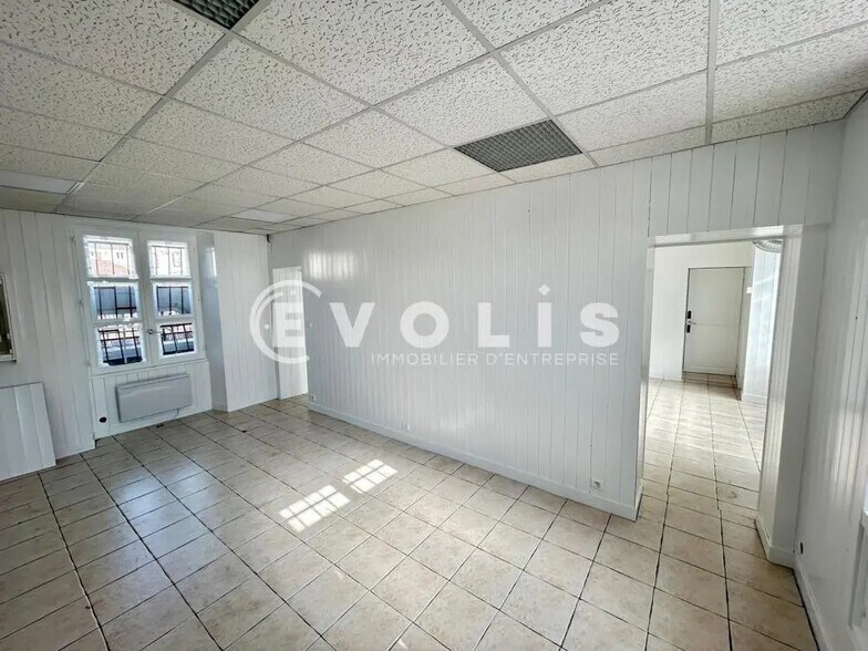 Office in Longjumeau for lease - Interior Photo - Image 2 of 5