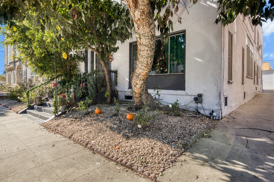321 N Sierra Bonita Ave, Los Angeles, CA for sale - Building Photo - Image 3 of 13
