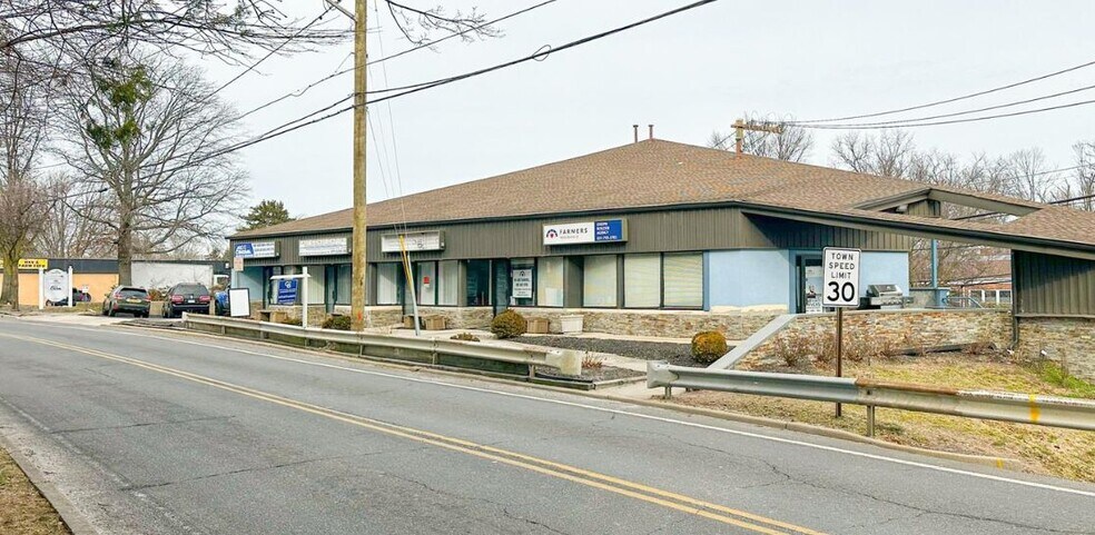 120-124 Laurel Rd, East Northport, NY for sale - Building Photo - Image 1 of 1