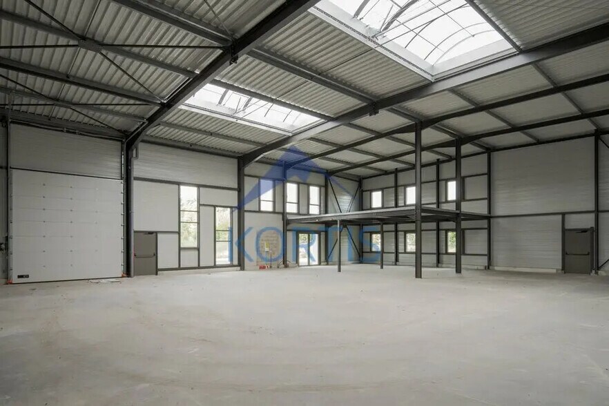 Flex in Trévoux for lease - Interior Photo - Image 3 of 4