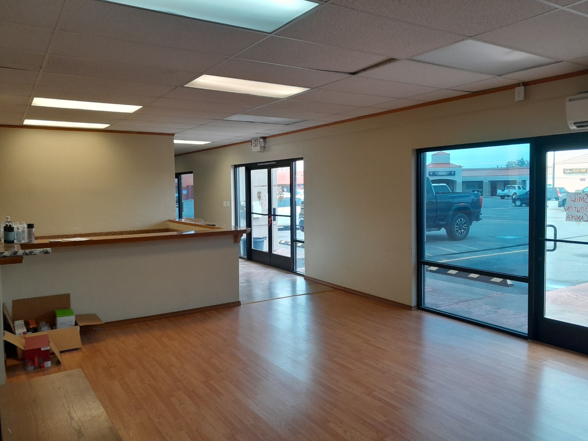 207 N Dennis St, Kennewick, WA for lease Interior Photo- Image 1 of 2